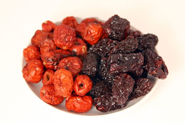 红枣主要功能为补血，黑枣能滋补肝肾，润燥生津。(Shutterstock)