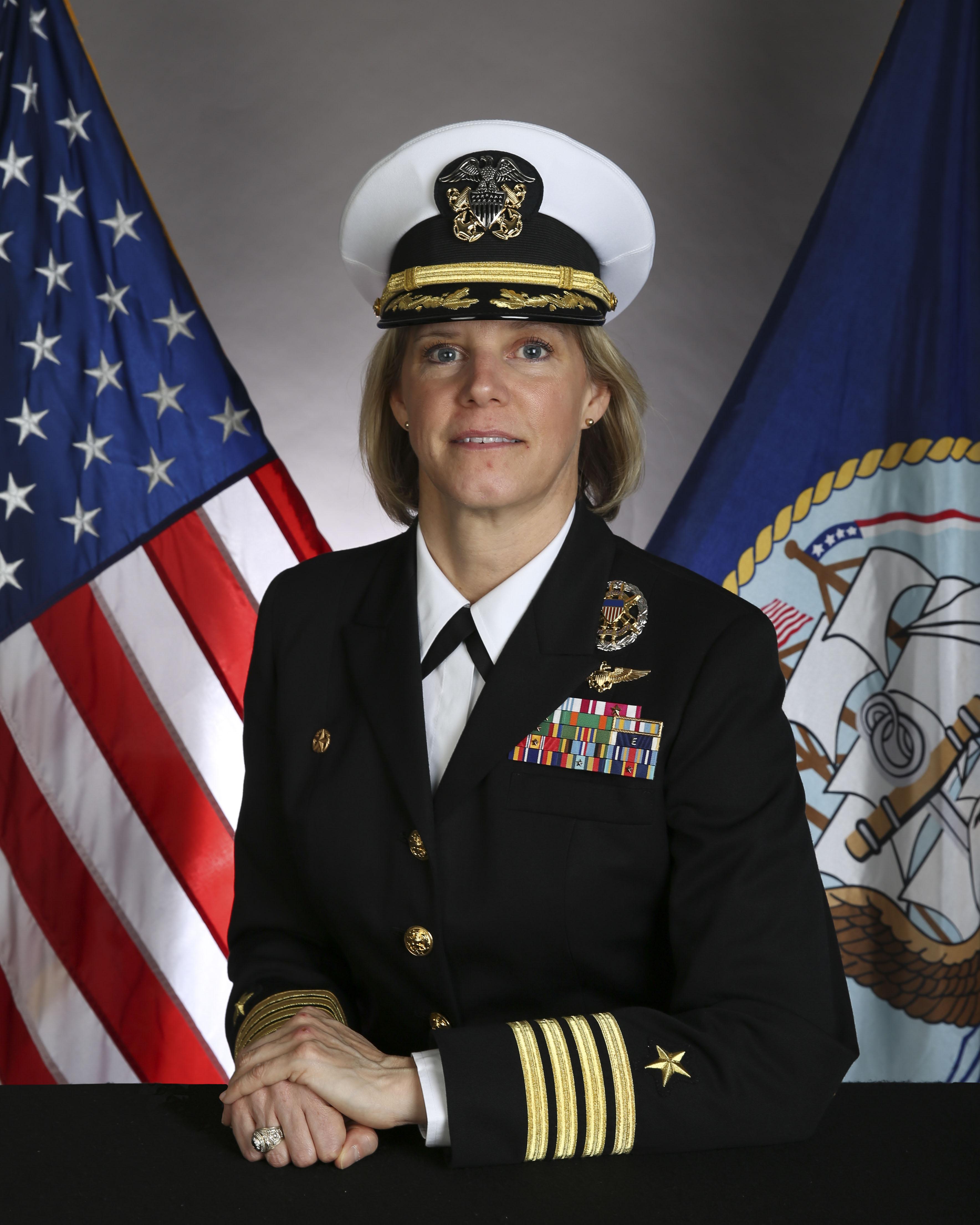 アメリカ海軍 女性空母飛行甲板士官(燃料班) アメリカ海軍 女性空母飛行甲板士官(燃料) - メルカリ