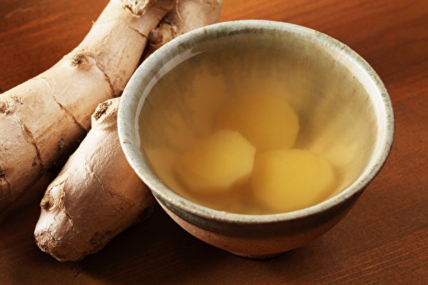 身體濕氣重，喝一些薑湯就能讓胃腸很快處理掉水分。(Shutterstock)