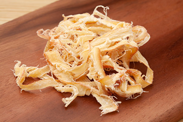 鱿鱼丝为健康零食第5名，可补充蛋白质及提升咀嚼力。(Shutterstock)