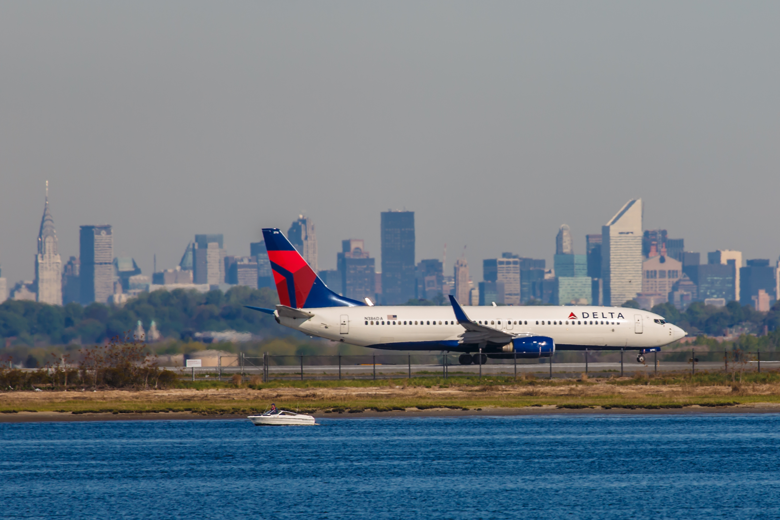達美航空直到2021年3月30日為止,所有機票包括基本經濟艙,一律免收改票手續費。(圖/Shutterstock)