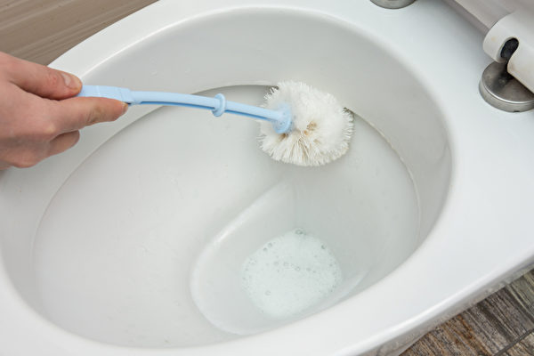 厕所浴室的清洁有很多天然实用的方式，能轻松清除污垢，有效消除异味、臭味。(Shutterstock)