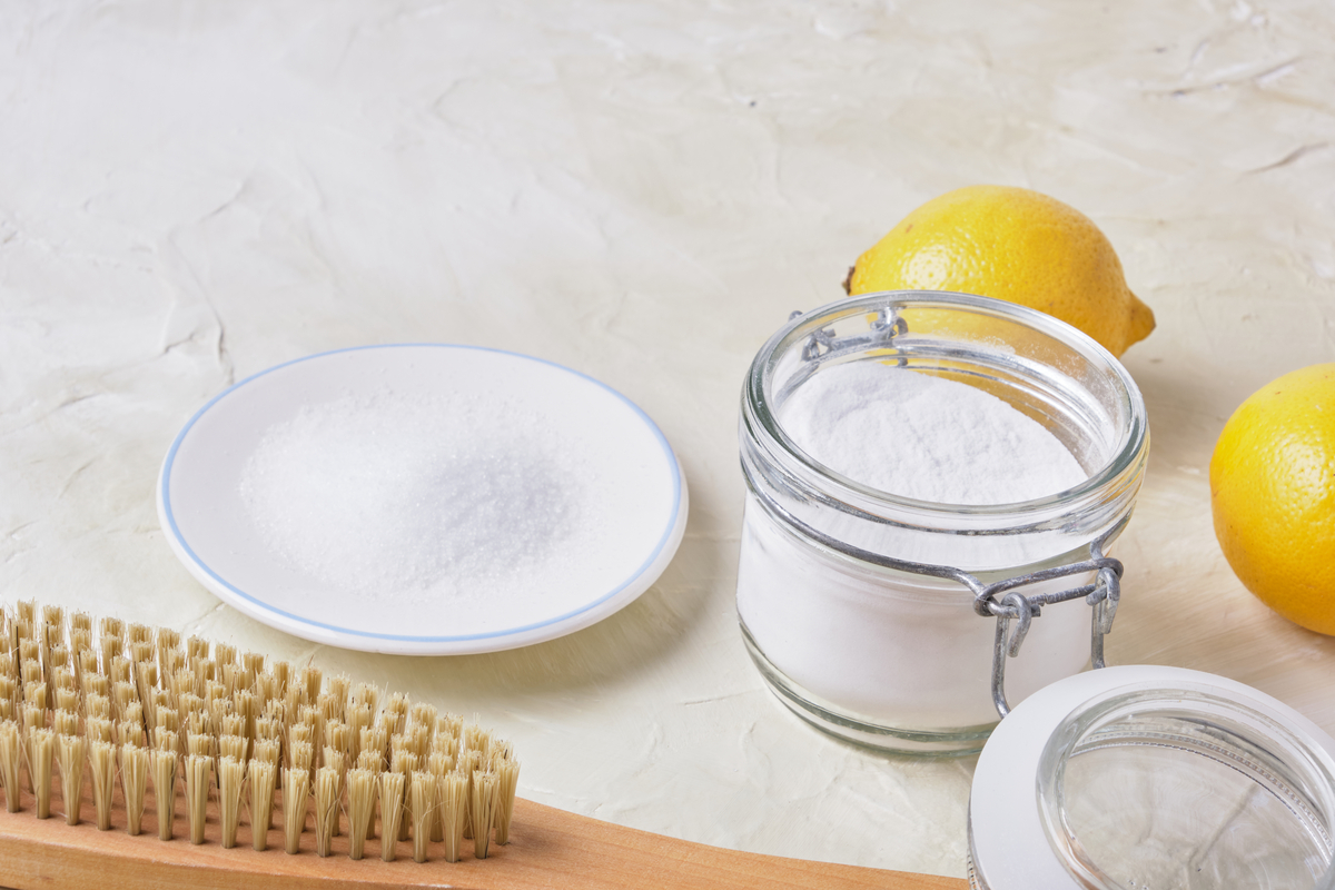 將檸檬酸與蘇打粉混合,滴入精油,製成「馬桶炸彈」。(Shutterstock)