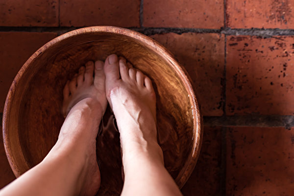 睡前用加了粗盐的温凉水泡脚，有助放松。(Shutterstock)