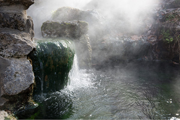 从温泉里取得的水，煎药治风湿关节疼痛，半身不遂等症。(Shutterstock)