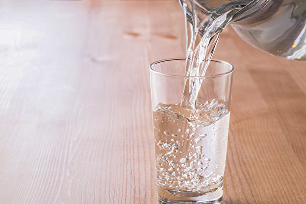 每天一定要喝八杯水嗎？喝水太多會讓身體積累濕氣嗎？(Shutterstock)