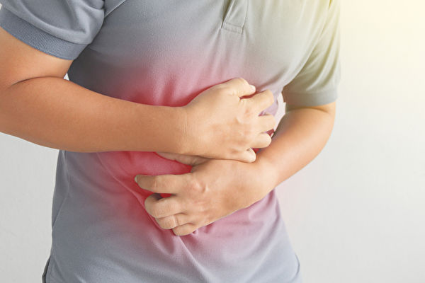肚子痛是普通症狀還是要就醫的危險疾病，該如何判斷？(Shutterstock)