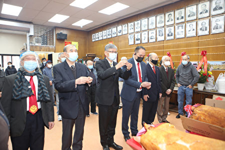 圖為紐約李氏總分所主席李國威、李建恆在華埠會場內舉行隆重祭祖儀式，表達對先祖的崇敬。