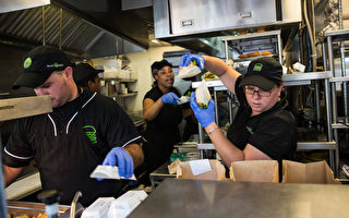 紐約市長簽署法案 禁無故解僱快餐店員工