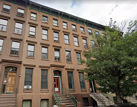 位于曼哈顿哈林区（Harlem）129街西9号的10单元楼房。