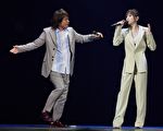 王心凌開唱7造型吸睛 與伍佰又唱又跳