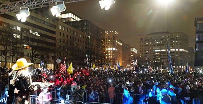 大选对美国公民在雨中聚集在自由广场的未来at可危。 华盛顿特区| 停止选举窃取| 选举欺诈