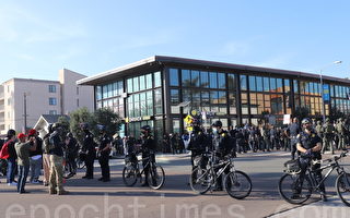加州圣地亚哥民众9日爱国游行  遇袭