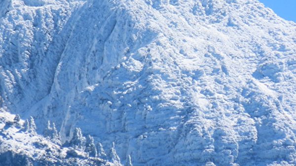 【视频】白雪覆盖台湾第一高峰 玉山雪景迷人