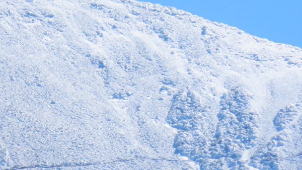 【视频】白雪覆盖台湾第一高峰 玉山雪景迷人