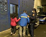 九旬失智老翁沿路敲打民宅  中坜警协助返家