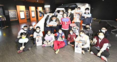 30多位唐氏症青年參訪「台灣高鐵探索館」合影。