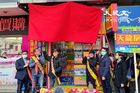模拟房仲公司“天龙房屋”6日正式开幕，店面内展示了各种在台湾真实上演的离谱租、购屋案例，跨党派立委也到场声援。