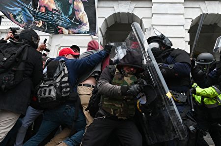 圖為國會外的抗議者與美國警方起衝突。