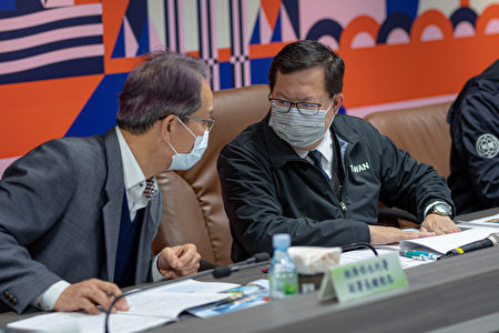 桃園市長鄭文燦與經濟部水利署副署長鍾朝恭討論水情。