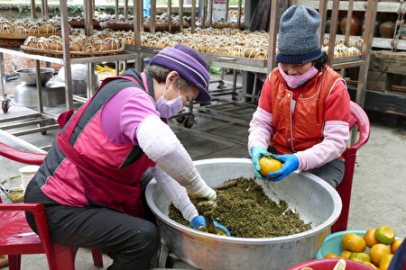 把混和好的湿润药材,紧紧地填压进空心的虎头柑里。