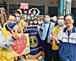 儿女瘫痪勇父一肩扛 侨泰学生助年关大扫除