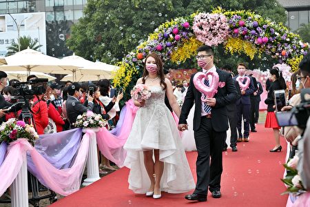  集團結婚，新人進場。