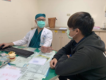 光田综合医院骨科医师严可伦（左）诊断发现少年因骨折并发脂肪脑栓塞（图非当事者）。