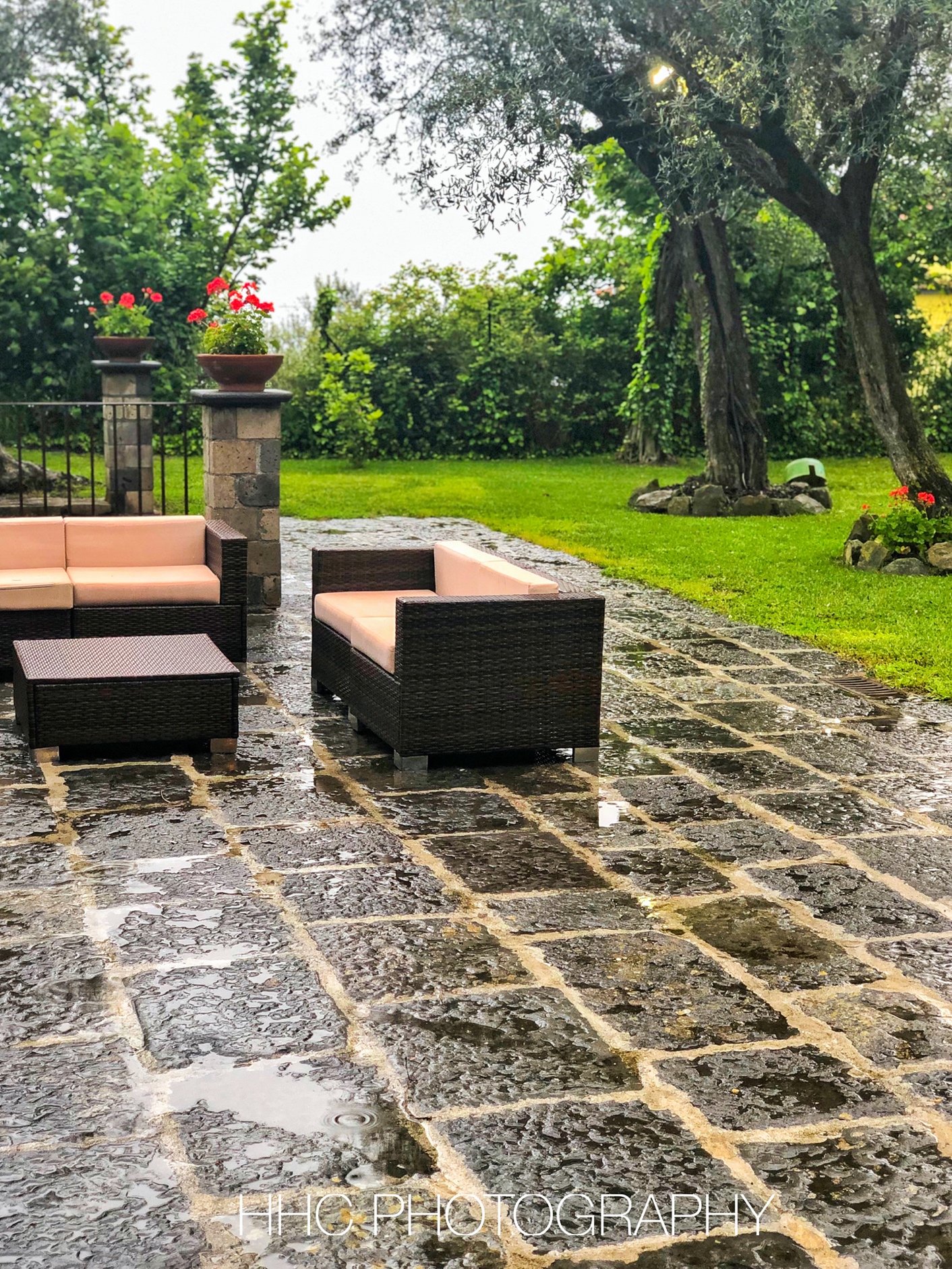 雨中別墅庭院。（圖片/周海倫提供）
