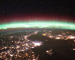 从太空中看地球的极光 与灯光和星光争辉