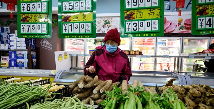 随着农历新年的临近，中国大陆的食品价格同比和环比上涨。