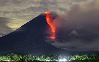 组图：印尼塞梅鲁火山喷发 灰烬达3.5英里高