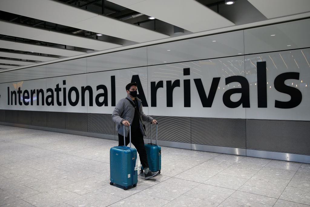 中共病毒（武漢肺炎）疫情下，從倫敦希思羅機場（Heathrow Airport）入境英國的旅客。( Hollie Adams/Getty Images)