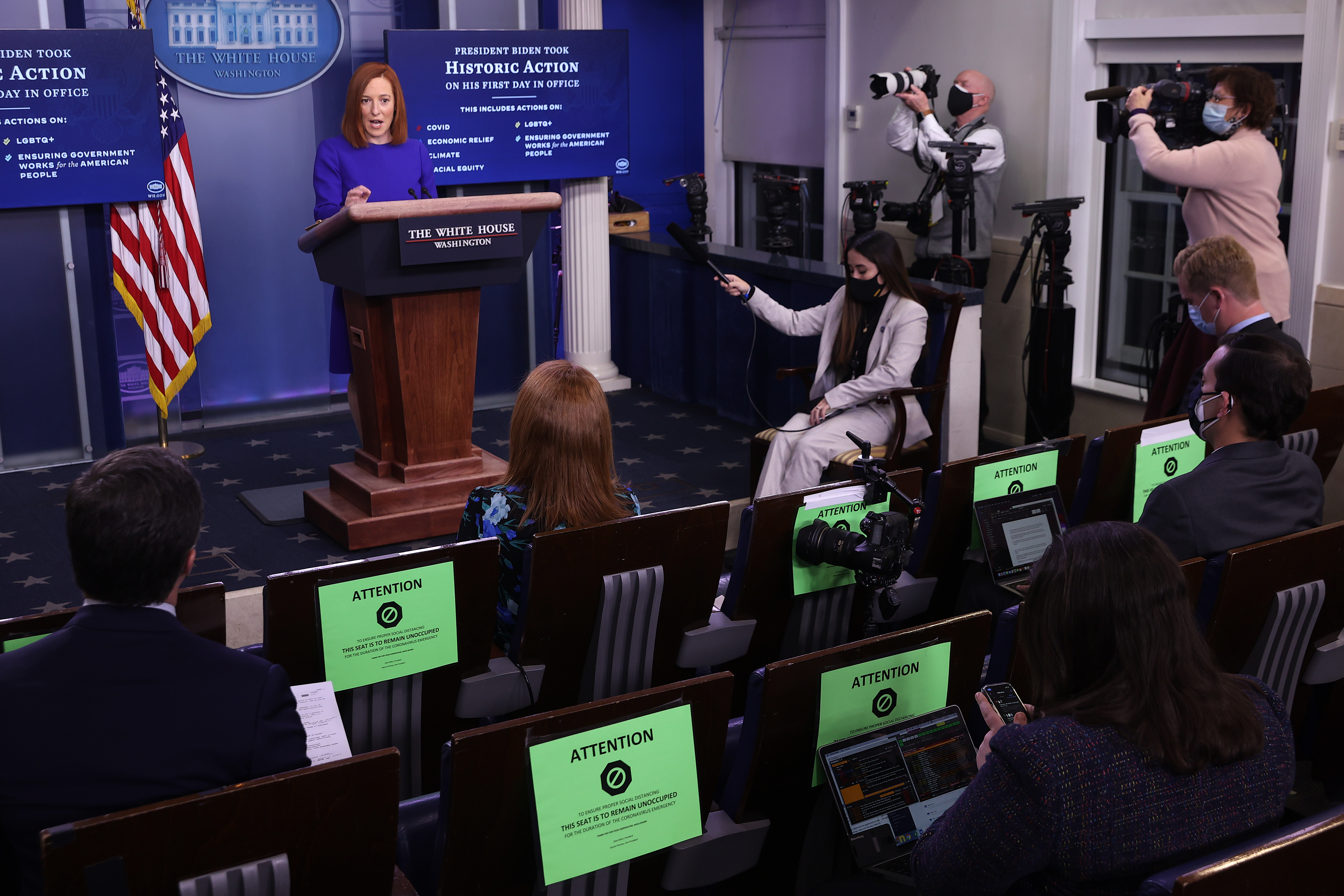 白宮發言人珍妮弗．薩奇（Jen Psaki）在1月20日晚間7時的拜登政府首次白宮新聞發布會上。（Chip Somodevilla/Getty Images）