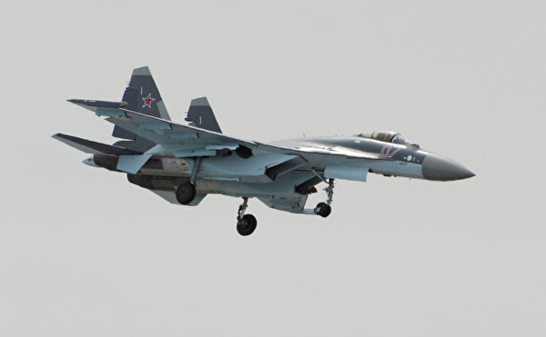2013年6月16日，一架俄羅斯的 Su-35戰鬥機在巴黎航空展開幕前夕進行表演。（Eric Piermont/AFP via Getty Images）
