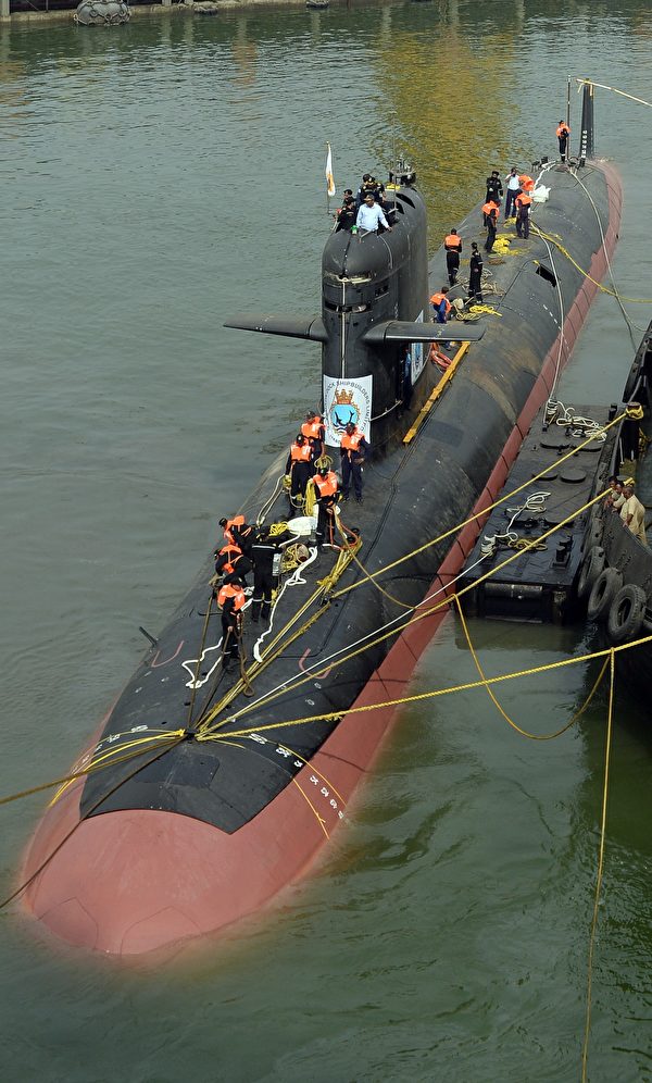2015年10月29日，印度建成第一艘卡爾瓦裡級潛艇。（Indranil Mukherjee/AFP via Getty Images）
