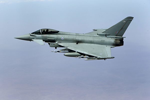 2016年9月21日，英国皇家空军的台风战斗机在伊拉克飞行，准备向伊斯兰国的目标发起攻击。（Petros Karadjias/AFP via Getty Images）