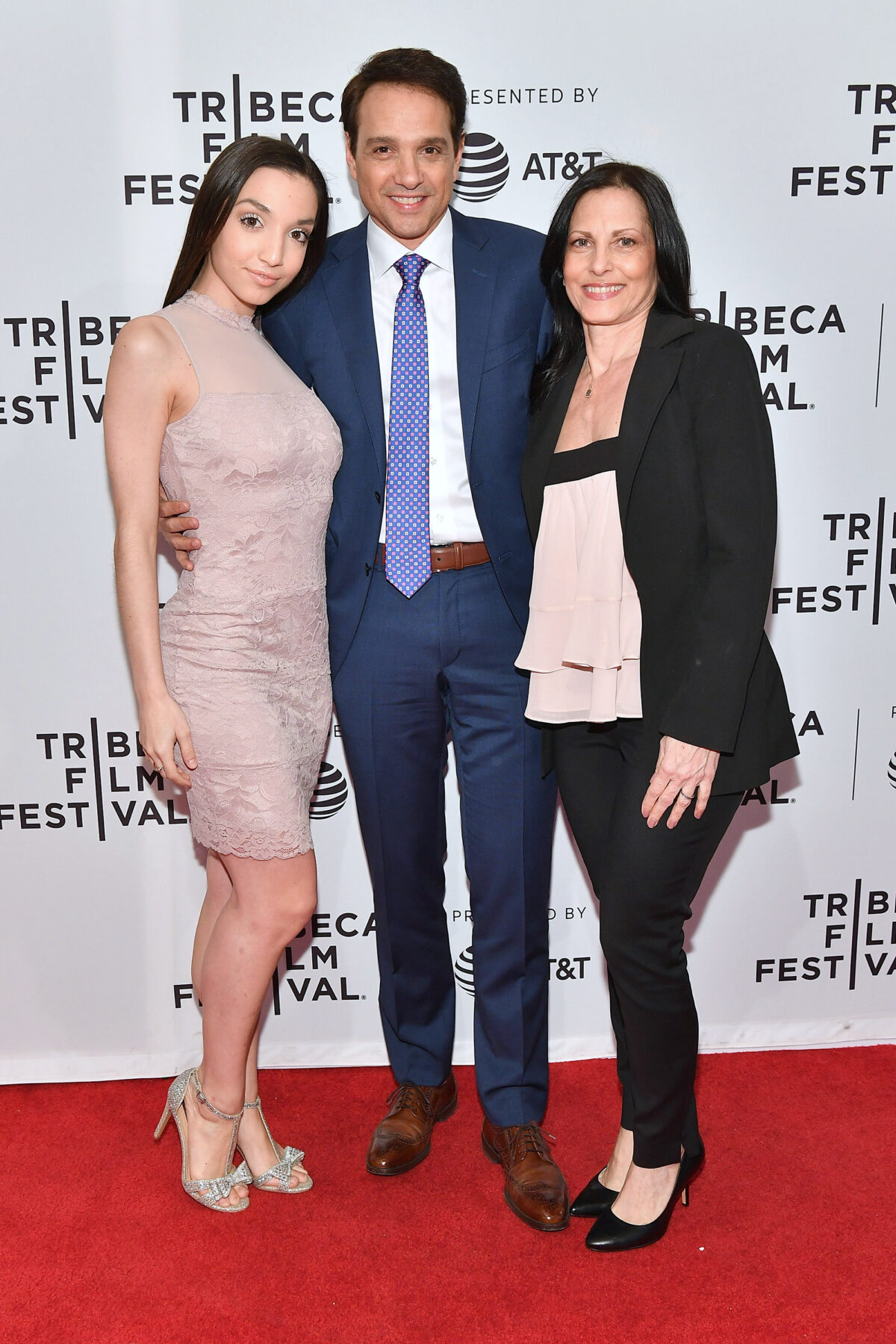 茱莉亚·马奇奥(Julia Macchio)、雷夫·马奇欧(Ralph Macchio)和菲利斯·菲亚尔罗(Phyllis Fierro)于2018年4月24日在纽约出席《眼镜蛇道馆》(Cobra Kai)首映会。(Dia Dipasupil/Getty Images)