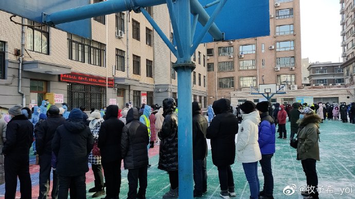 圖為哈爾濱核酸檢測現場圖片。（微博圖片）