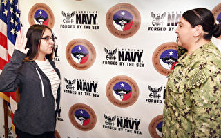美17岁女孩加入海军 少校母亲主持入伍典礼
