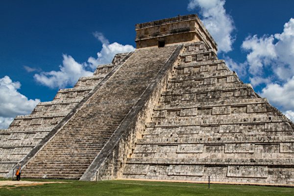 墨西哥女子攀爬瑪雅金字塔 數百遊客看傻眼