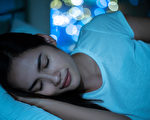 正確時間睡眠、進入深眠，可讓生長激素大量分泌，對肌膚、毛囊和脂肪代謝都有幫助。(Shutterstock)