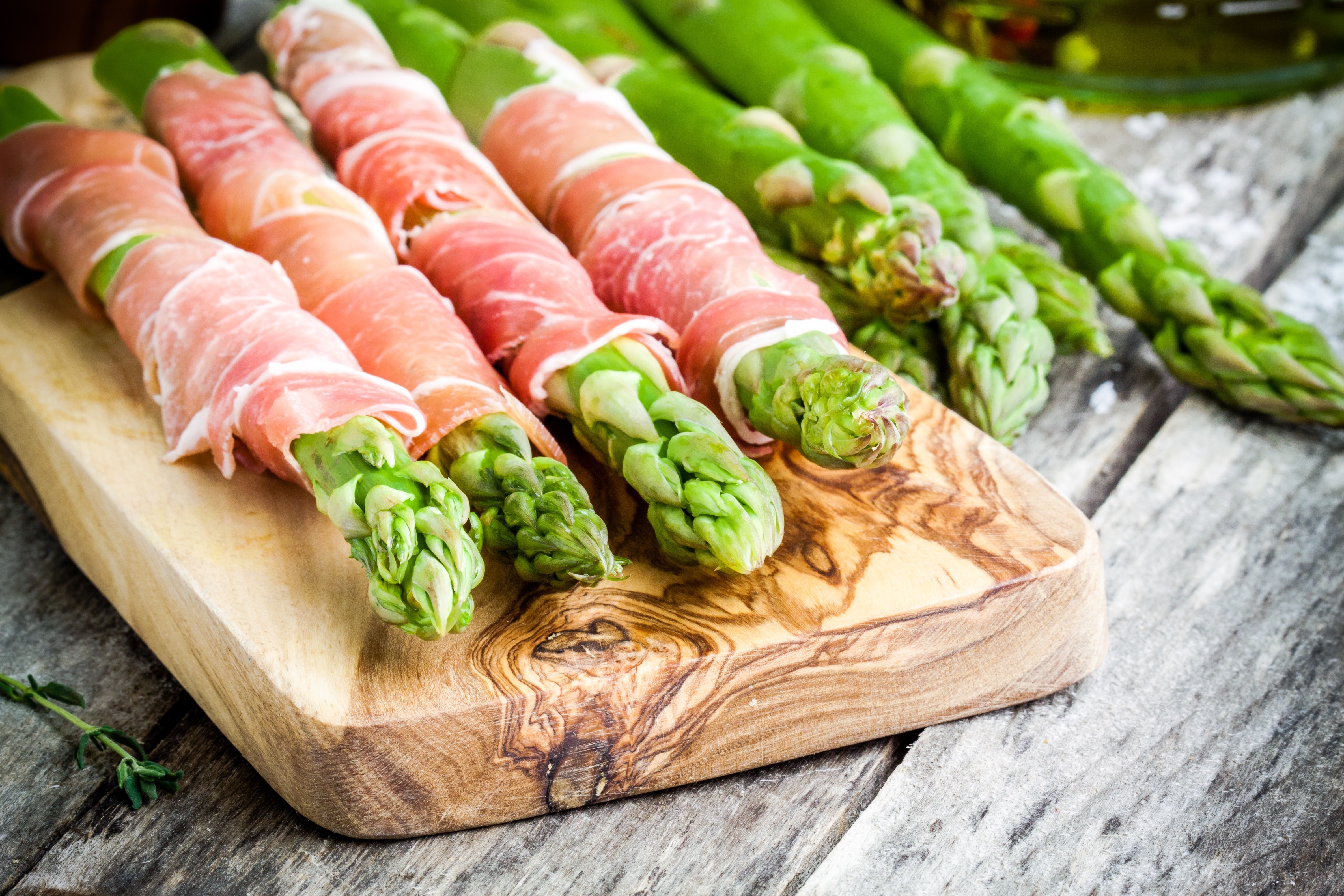 將火腿捲在蘆筍上當早餐吃。(圖/shutterstock)