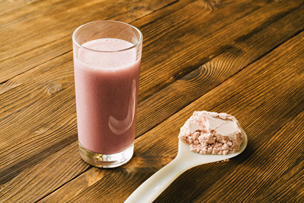 减肥吃奶昔、代餐棒、水果等代餐好吗？(Shutterstock)