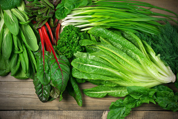 多吃深綠色蔬菜，補充鈣、鉀、鎂等電解質可預防抽筋。(Shutterstock)