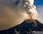 菲律宾火山喷发 烟柱高达5000米