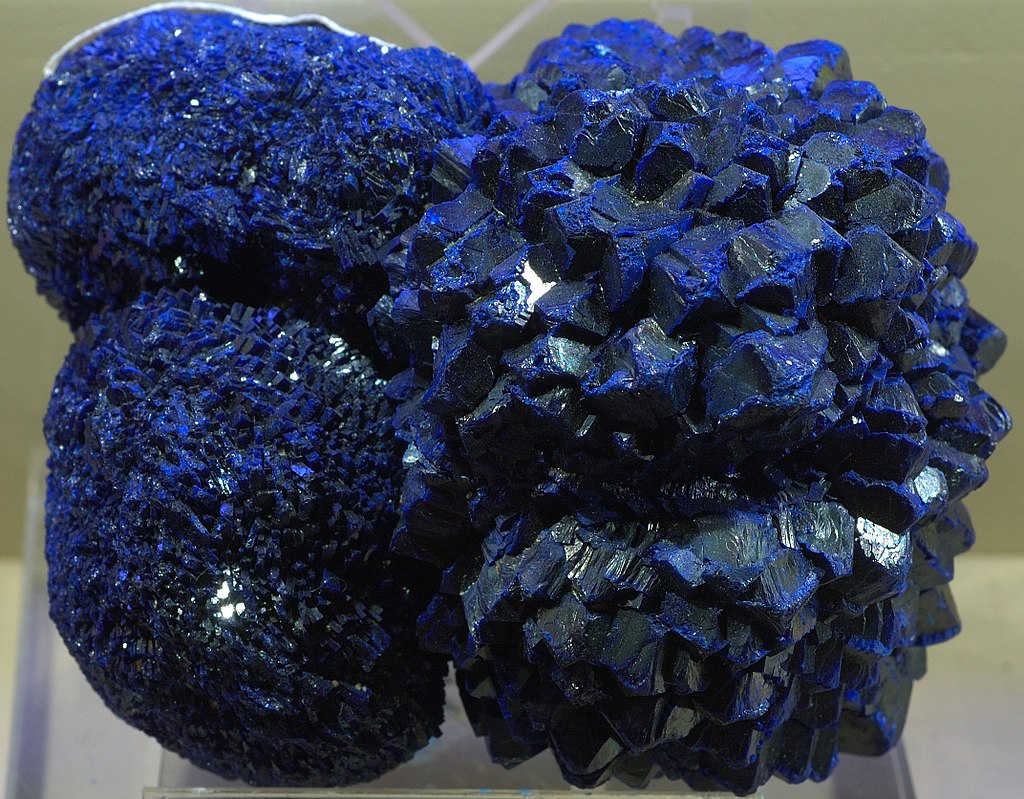 此图为蓝铜矿即石青。<a href=" https://commons.wikimedia.org/wiki/File:Azurite_from_China.jpg" target="_blank" rel="noopener noreferrer">( Eric Hunt /维基百科公有领域)</a>