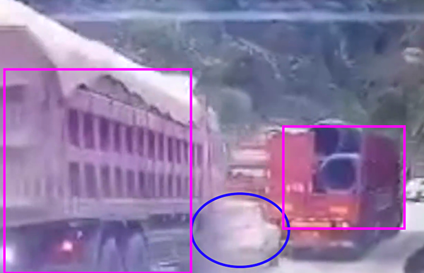 事发时，一辆红色货车追尾白色小轿车，但在推移过程中撞上另一辆红色货车。（视频截图）