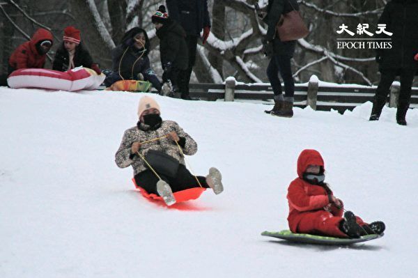 组图：中央公园积雪超17吋 纽约客滑雪乐