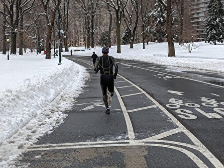 2021年2月2日，多位纽约民众在中央公园中跑步锻炼。